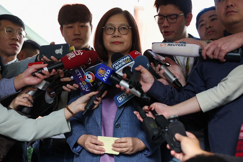 &copy; Reuters. FOTO DE ARCHIVO. La ministra del Consejo de Asuntos Oceánicos de Taiwán, Kuan Bi-ling, habla con los medios antes de entrar al parlamento en Taipéi, Taiwán. 20 de febrero de 2024. REUTERS/Ann Wang