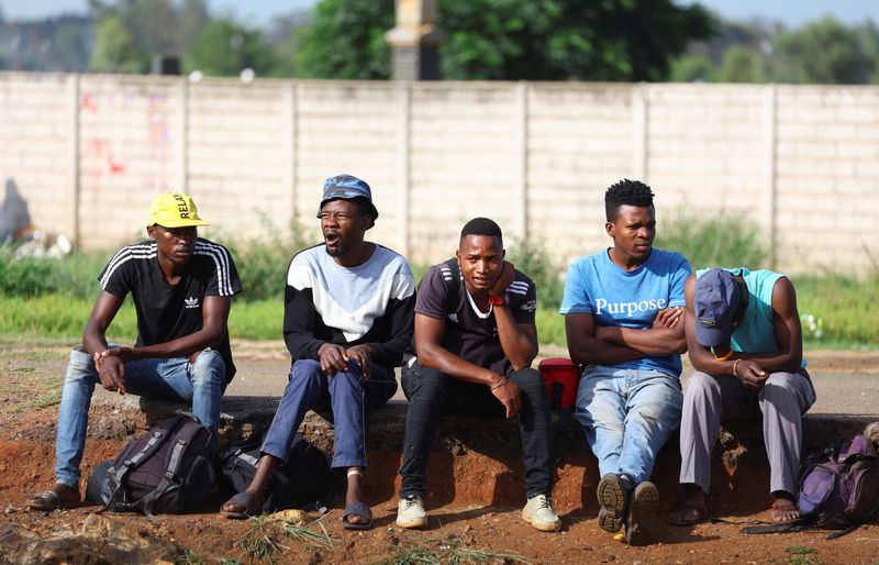 &copy; Reuters. Job seekers wait beside a road for casual work offered by passing motorists in Eikenhof, south of Johannesburg, South Africa, November 20, 2023. REUTERS/Siphiwe Sibeko/File Photo