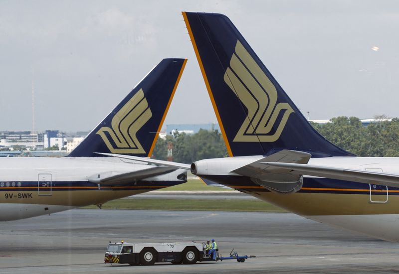 © Reuters. FILE PHOTO: Singapore Airlines (SIA) planes sit on the tarmac in Singapore's Changi Airport March 3, 2016. REUTERS/Edgar Su/File Photo