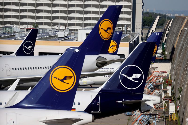 &copy; Reuters. Des avions de Lufthansa à l'aéroport de Francfort, Allemagne. /Photo prise le 25 juin 2020/REUTERS/Kai Pfaffenbach