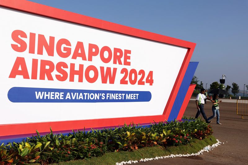 &copy; Reuters. Panneau du Singapore Airshow au centre d'exposition de Changi, à Singapour. /Photo prise le 18 février 2024/REUTERS/Edgar Su