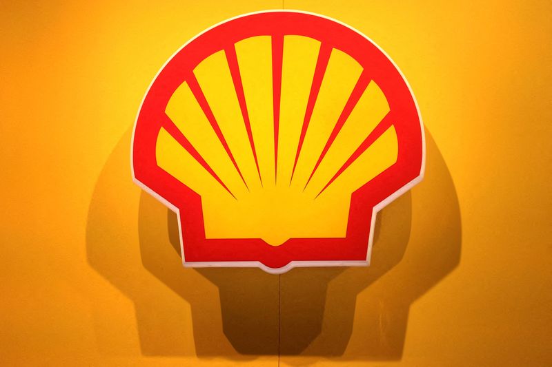 &copy; Reuters. FILE PHOTO: The logo of British multinational oil and gas company Shell is displayed during the LNG 2023 energy trade show in Vancouver, British Columbia, Canada, July 12, 2023. REUTERS/Chris Helgren//File Photo