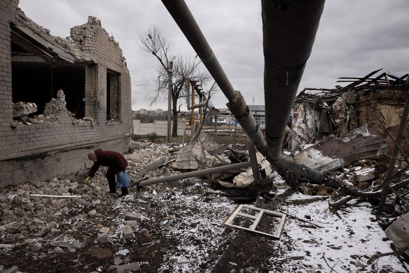 &copy; Reuters. Nadezhda Prokopenko clears debris in the yard of the house of a relative that was destroyed in a Russian missile strike, amid Russia’s attack on Ukraine, in Selydove near Avdiivka, Ukraine, February 19, 2024. REUTERS/Thomas Peter/File Photo