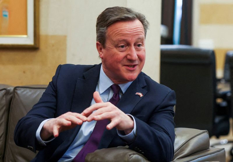 &copy; Reuters. FOTO DE ARCHIVO: El ministro británico de Asuntos Exteriores, David Cameron, durante una reunión con el primer ministro provisional de Líbano en Beirut, Líbano. 1 de febrero de 2024. REUTERS/Mohamed Azakir