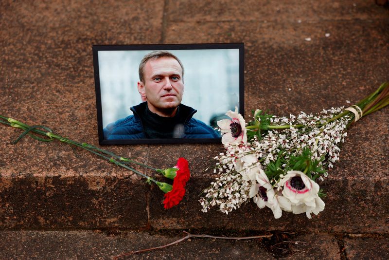 © Reuters. Flores y un retrato del líder opositor ruso Alexei Navalny, tras su muerte de Navalny, mientras la gente se reúne cerca de la embajada rusa en París, Francia. 16 de febrero de 2024. REUTERS/Gonzalo Fuentes 