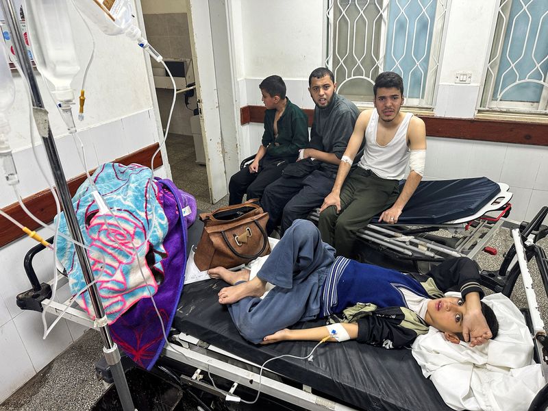 &copy; Reuters. FOTO DE ARCHIVO: Un niño palestino, al que se le diagnostica gastroenteritis, yace en una cama mientras recibe tratamiento en un hospital, en medio de la advertencia de los médicos sobre la propagación de enfermedades e infecciones entre los niños gaz