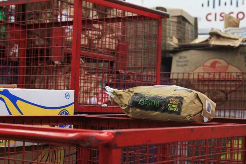 © Reuters. A bag of potatoes rests on metal crates of donated food at an Ottawa Food Bank warehouse in Ottawa, Ontario, Canada October 27, 2022. REUTERS/Julie Gordon/File Photo