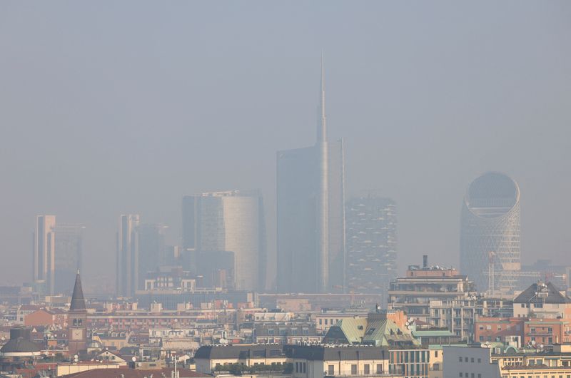 &copy; Reuters. Vista general de edificios de gran altura, la torre UniCredit y el edificio Vertical Forest, cubiertos en smog en Milán, Italia, 20 de febrero de 2024 REUTERS/Claudia Greco
