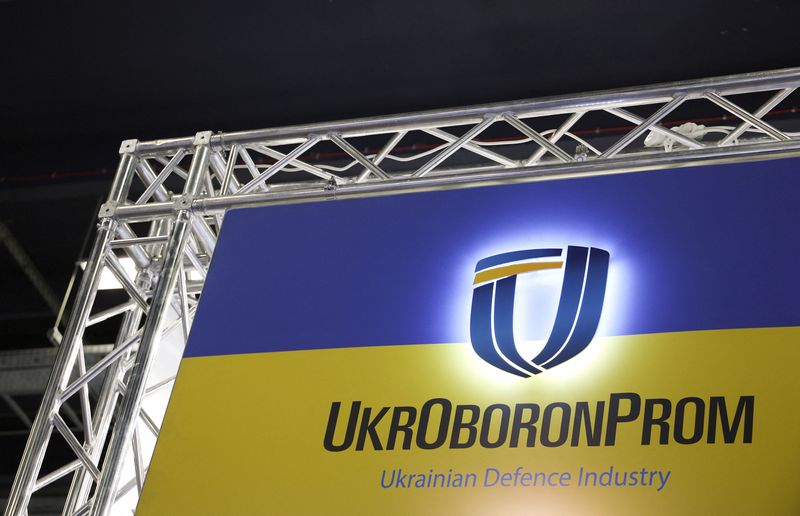 &copy; Reuters. Il logo dell'Ukrainian UkrOboronProm è raffigurato nel loro stand all'interno di un padiglione della 30ª Esposizione Internazionale dell'Industria della Difesa a Kielce, Polonia, 5 settembre 2022. REUTERS/Kacper Pempel/Foto d'archivio
