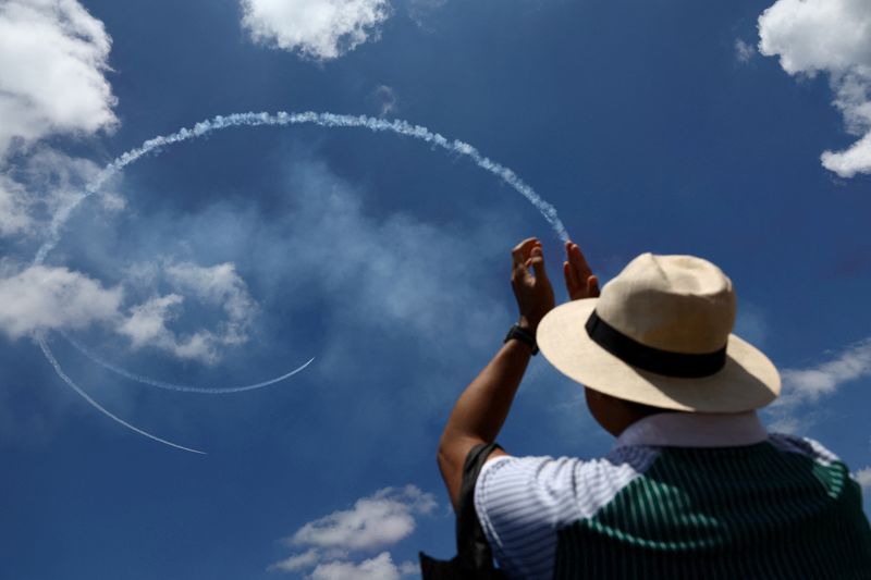 © Reuters. South Korean Air Force's Black Eagles aerobatic team performs in their T-50's during an aerial display at the Singapore Airshow at Changi Exhibition Centre, in Singapore, February 20, 2024. REUTERS/Edgar Su     