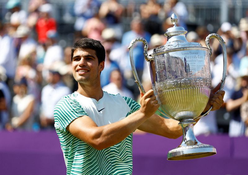 &copy; Reuters. لاعب التنس الإسباني كارلوس ألكاراز يحتفل يفوزه بكأس 
بطولة كوينز للتنس يوم 25 يونيو حزيران 2023. تصوير: بيتر زيبورا - رويترز 
