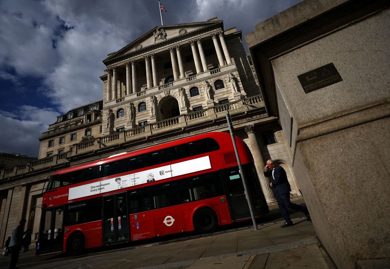 &copy; Reuters. FILE PHOTO: A man walks past the Bank of England in London, Britain, September 28, 2022. REUTERS/Hannah McKay/File Photo
