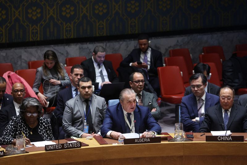&copy; Reuters. El embajador de Argelia ante las Naciones Unidas, Sofiane Mimouni, habla antes de la votación de una resolución del Consejo de Seguridad de la ONU para exigir un alto el fuego humanitario inmediato en Gaza, en medio del actual conflicto entre Israel y H