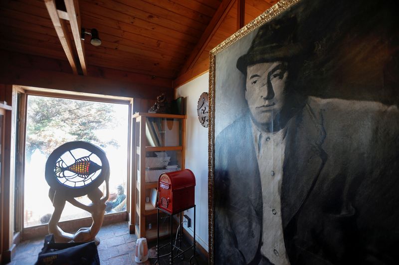 &copy; Reuters. FOTO DE ARCHIVO-Una foto del poeta chileno y premio Nobel Pablo Neruda en su casa museo en el sector costero de Isla Negra, Chile. 26 de abril de 2016. REUTERS/Rodrigo Garrido