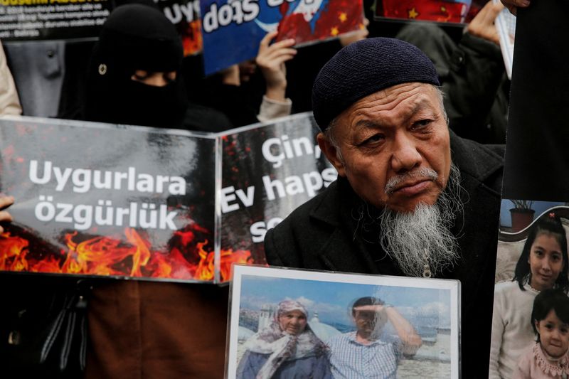 &copy; Reuters. متظاهرون من الويغور يحتجون ضد الصين أمام اغلقنصلية الصينية في إسطنبول في صورة من أرشيف رويترز 