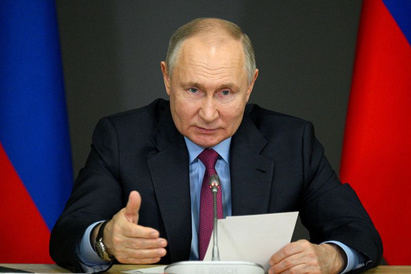 &copy; Reuters. الرئيس الروسي فلاديمير بوتين خلال اجتماع في تشيليابنسك يوم 16 فبراير شباط 2024. صورة لرويترز من وكالة سوبتنيك للأنباء