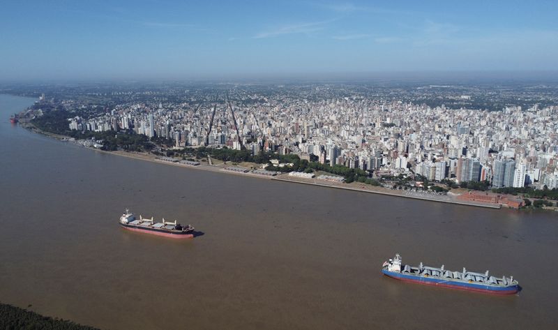 © Reuters. Barcos navegam pelo rio Paraná, em Rosário, província de Santa Fé, Argentina
09/03/2023
REUTERS/Agustín Marcarian