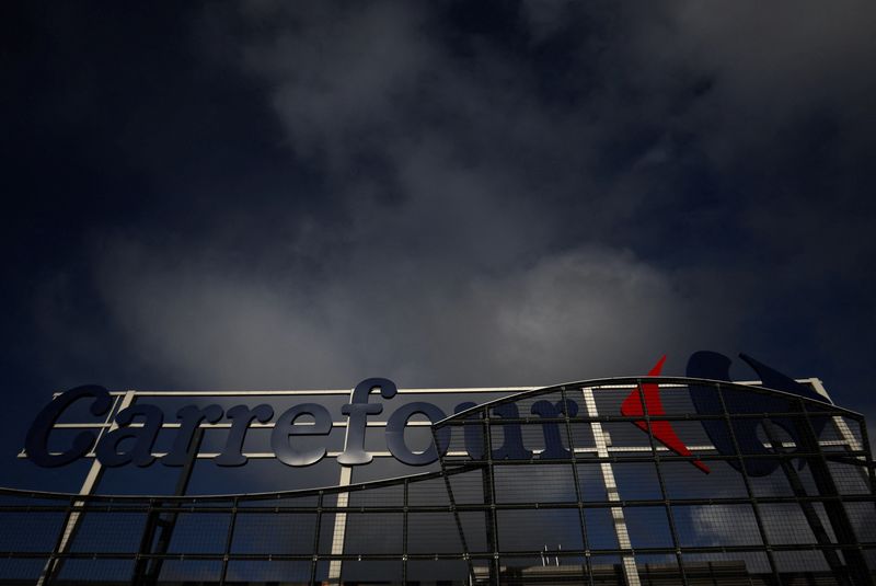 &copy; Reuters. FILE PHOTO: The logo of Carrefour sits atop the roof of a shopping center in Drogenbos near Brussels, Belgium November 25, 2023. REUTERS/Yves Herman/File Photo