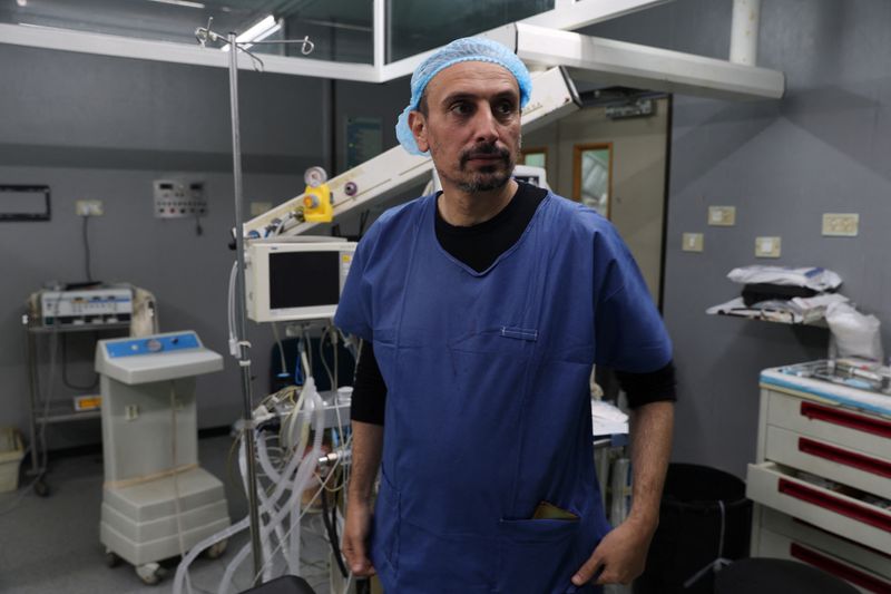 &copy; Reuters. Un médecin palestinien à l’hôpital européen de Gaza, à Khan Younis. /Photo prise le 19 février 2024/REUTERS/Ibraheem Abu Mustafa
