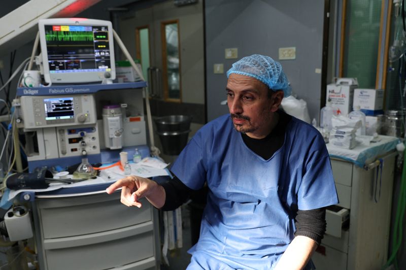 &copy; Reuters. El médico palestino Ahmed Al-Mughraby, jefe del departamento de cirugía plástica del hospital Nasser, habla con Reuters en el Hospital Europeo de Gaza, en medio del conflicto en curso entre Israel y el grupo islamista palestino Hamás, en Jan Yunis, en