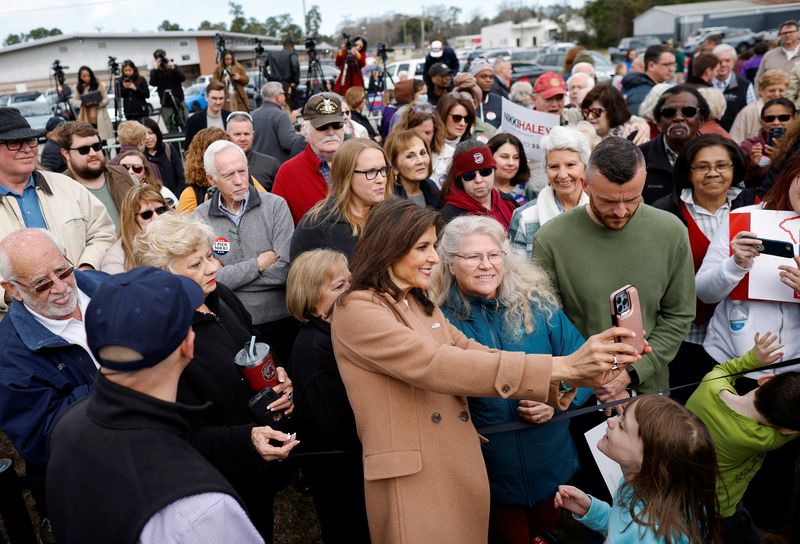 &copy; Reuters. Nikki Haley tira foto com apoiadores durante evento de campanha em Sumter, na Carolina do Sul
19/02/2024
REUTERS/Randall Hill
