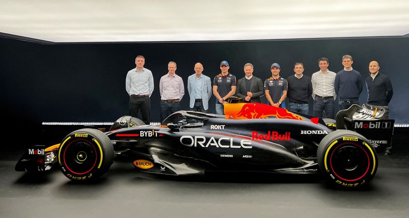 &copy; Reuters. Integrantes da equipe Red Bull posam para foto ao lado do carro da equipe no lançamento do modelo que será usado na temporada 2024 de Fórmula 1
15/02/2024 REUTERS/Alan Baldwin