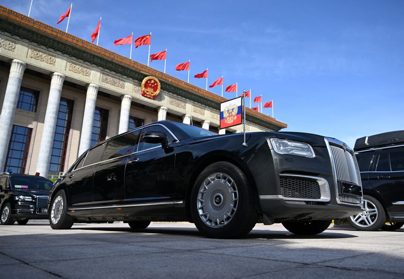 © Reuters. FILE PHOTO: An Aurus limousine of Russian President Vladimir Putin's motorcade is parked outside the Great Hall of the People during the Belt and Road Forum in Beijing, China, October 18, 2023. Sputnik/Dmitry Azarov/Pool via REUTERS/File Photo