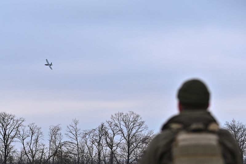 &copy; Reuters. أحد أفراد القوات الأوكرانية يتحكم بإحدى طائرات الاستطلاع المسيرة على الجبهة في زابوريجيا يوم 15 فبراير شباط 2024. صورة لرويترز 