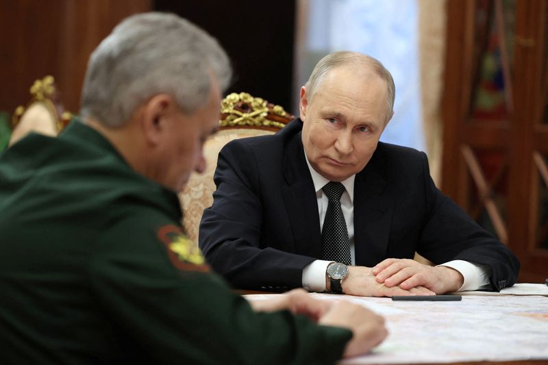 © Reuters. El presidente ruso Vladimir Putin junto al ministro de Defensa Sergei Shoigu durante una reunión en Moscú, Rusia, el 20 de febrero, 2024. Sputnik/Alexander Kazakov/Pool via REUTERS