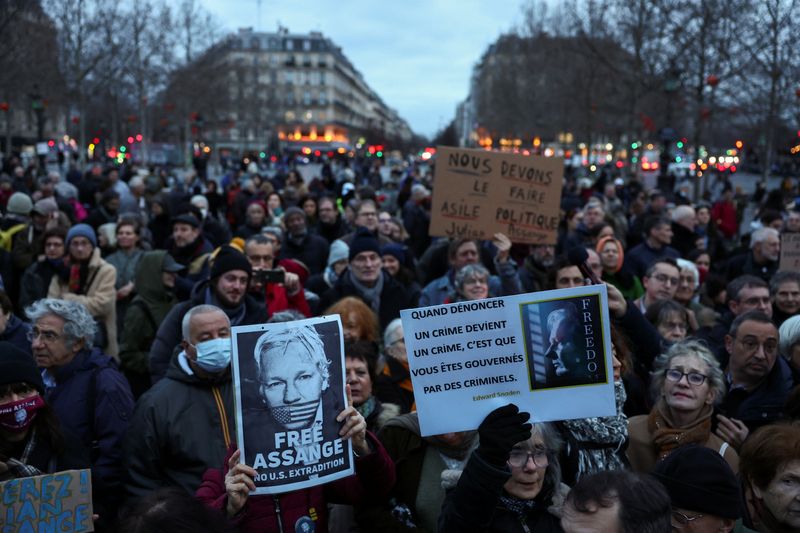 © Reuters. People hold banners as they gather in support of WikiLeaks founder Julian Assange at the Place de la Republique in Paris, on the day Assange appeals in a British court against his extradition to the United States, in Paris, France, February 20, 2024. REUTERS/Stephanie Lecocq