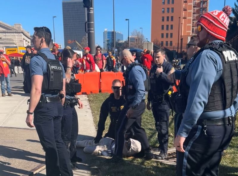 &copy; Reuters. FOTO DE ARCHIVO: Agentes de policía detienen a una persona en el exterior de Union Station tras un tiroteo cerca de una celebración al aire libre de la victoria de los Chiefs, campeones de la NFL, en la Super Bowl, en Kansas City, Misuri, el 14 de febre