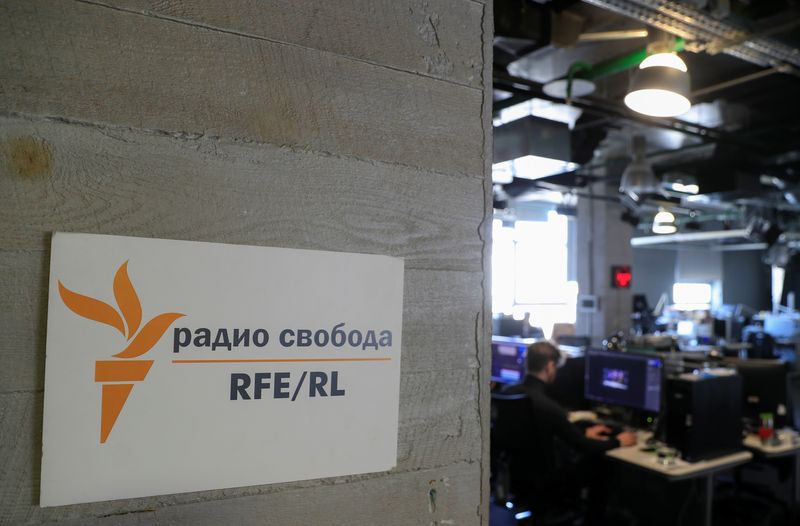 &copy; Reuters. مشهد يظهر غرفة الأخبار في إذاعة أوروبا الحرة/إذاعة الحرية بموسكو في صورة من أرشيف رويترز.