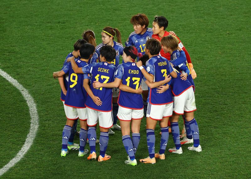 &copy; Reuters. Soccer Football - FIFA Women’s World Cup Australia and New Zealand 2023 - Quarter Final - Japan v Sweden - Eden Park, Auckland, New Zealand - August 11, 2023 Japan players huddle after Honoka Hayashi scores their first goal REUTERS/Hannah Mckay