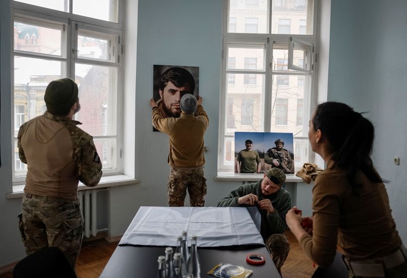 &copy; Reuters. ウクライナ陸軍「ダビンチ・ウルブス」大隊の創設者は約１年前、ロシア軍との戦闘中に命を落とした。その肖像写真は今、首都キーウに新設された広々とした新兵採用事務所の壁に飾られ