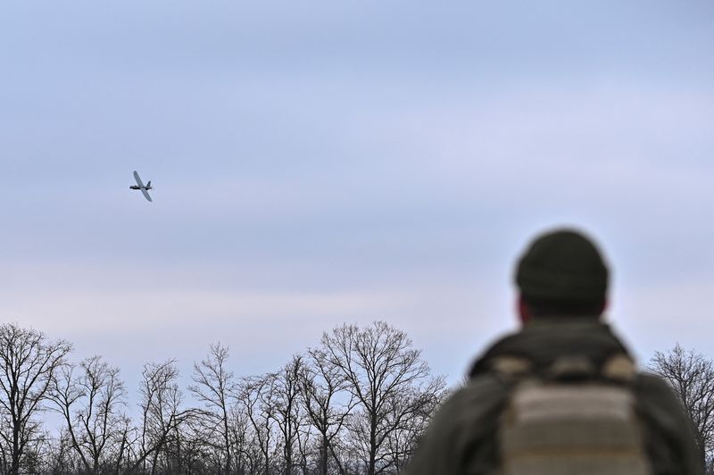 &copy; Reuters. ウクライナ国防省高官は、同盟国との「ドローン（無人機）連合」について、少なくとも新たに２０カ国の参加を目指すと表明した。ロシアとの戦争が続く中、ドローンの供給拡大、技術協