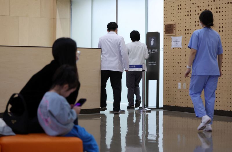 &copy; Reuters. Medical workers walk at a hospital in Seoul, South Korea, February 19, 2024.   Yonhap via REUTERS/ File Photo