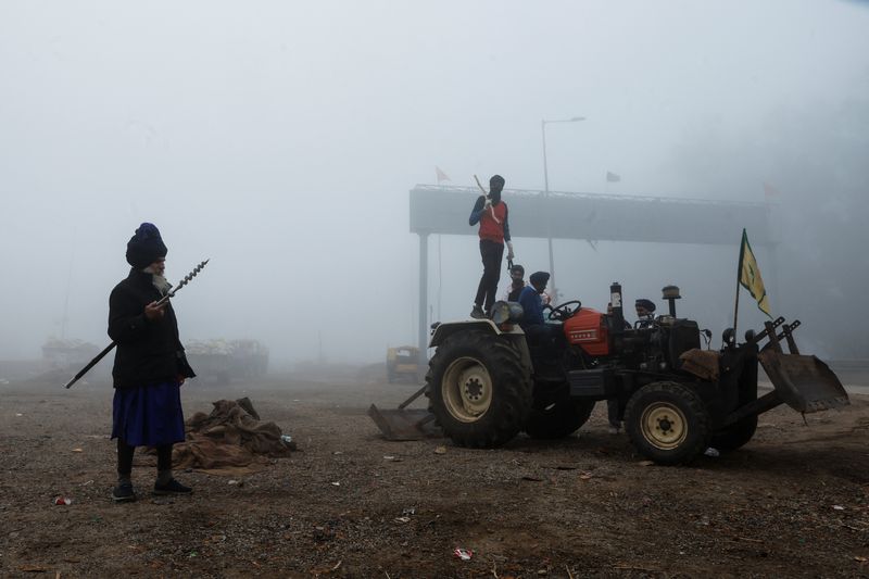 &copy; Reuters. Farmers are seen at the frontline of the protest site as they march towards New Delhi to press for better crop prices promised to them in 2021, at Shambhu barrier, a border crossing between Punjab and Haryana states, India, February 21, 2024. REUTERS/Fran