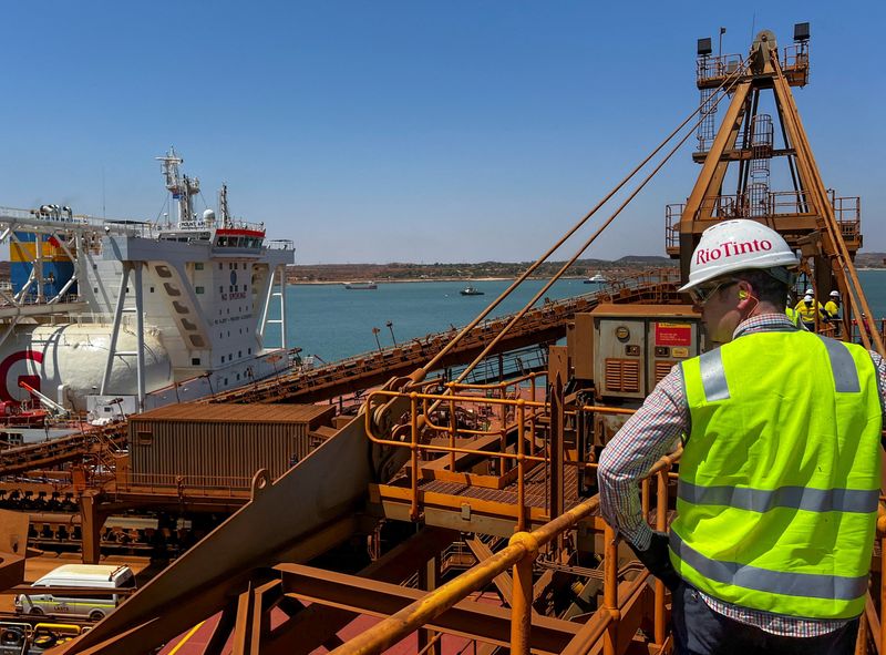 &copy; Reuters. FILE PHOTO: A visitor to Rio Tinto's Dampier Port operations views a bulk carrier ship powered by liquid natural gas, Port Dampier, 1,250 kilometres (777 miles) north east of Perth, Australia October 20, 2023. REUTERS/Melanie Burton/File Photo