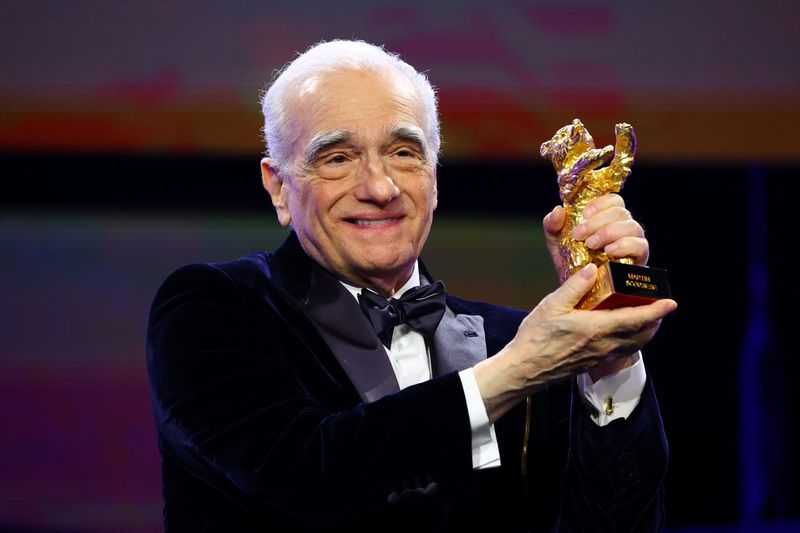 &copy; Reuters. المخرج العالمي مارتن سكورسيزي يحتفل بحصوله على جائزة الإنجاز مدى الحياة من مهرجان برلين السينمائي بألمانيا يوم الثلاثاء. تصوير: فابريتسيو 