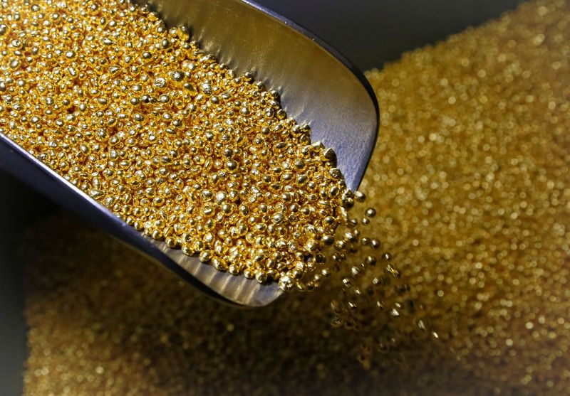 &copy; Reuters. Un empleado toma gránulos de oro de 99,99 por ciento de pureza en la planta de metales no ferrosos Krastsvetmet, uno de los mayores productores del mundo en la industria de metales preciosos, en la ciudad siberiana de Krasnoyarsk, Rusia, 22 de noviembre 