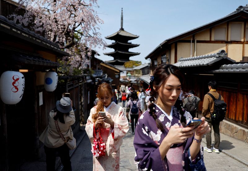 &copy; Reuters. FILE PHOTO: A crowd of tourists walk on the street near Kiyomizu-dera temple in Kyoto, western Japan March 30, 2023.  REUTERS/Issei Kato/File Photo