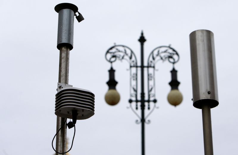 &copy; Reuters. FOTO DE ARCHIVO: Dispositivos de medición de la calidad del aire en la parte superior de una estación de monitoreo automático en Praga, República Checa, 6 de junio de 2017. REUTERS/David W Cerny/Foto de archivo