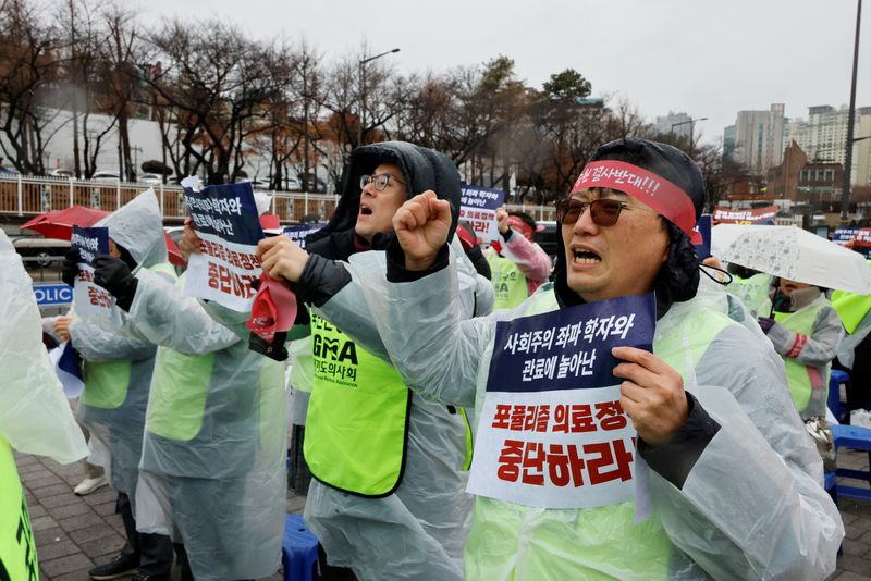 © Reuters. Doctors and Medical workers take part in a protest against a plan to admit more students to medical school, in front of the Presidential Office in Seoul, South Korea, February 21, 2024. REUTERS/Kim Soo-Hyeon