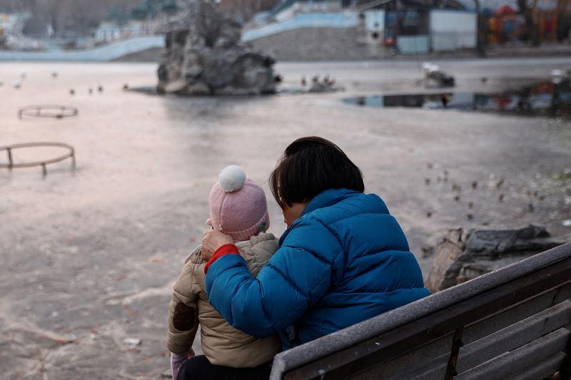 &copy; Reuters.  ２月２１日、中国のシンクタンク「育媧人口研究智庫」は、同国の養育費が１人当たり国内総生産（ＧＤＰ）でみて世界有数の高さだとの報告書をまとめた。写真は１月、北京の公園で撮