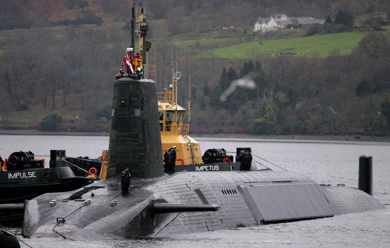 © Reuters. FILE PHOTO: Crew from HMS Vengeance, a British Royal Navy Vanguard class Trident Ballistic Missile Submarine, stand on their vessel as they return along the Clyde river to the Faslane naval base near Glasgow, Scotland December 4, 2006. REUTERS/David Moir/File Photo