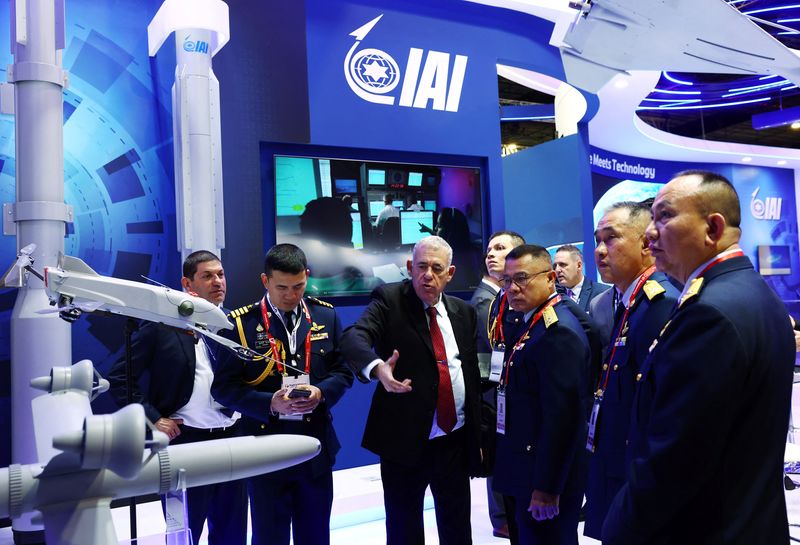 &copy; Reuters. Thai Air Force leaders attend a presentation at the Israel Aerospace Industries booth during the Singapore Airshow at Changi Exhibition Centre in Singapore February 21, 2024. REUTERS/Edgar Su