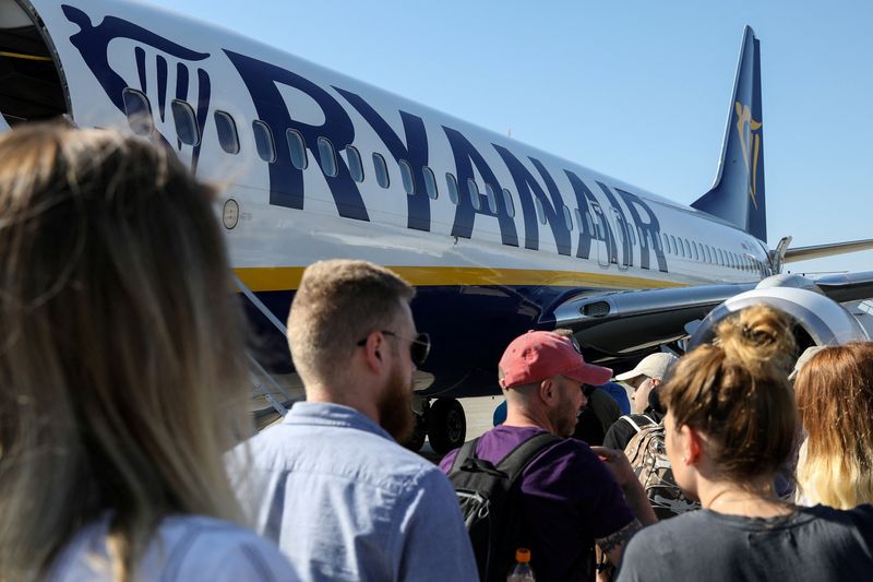 &copy; Reuters. FILE PHOTO: Passengers board a Ryanair flight at the airport in Gdansk, Poland, June 19, 2019. REUTERS/Kevin Coombs/File Photo