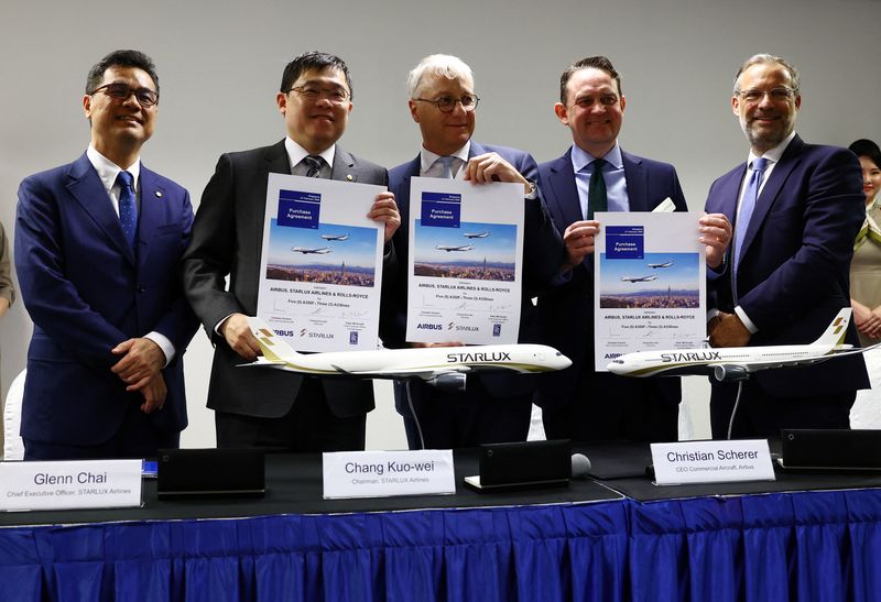 &copy; Reuters. Starlux CEO Glenn Chai, Chairman Chang Kuo-wei, Airbus Commercial Aircraft CEO Christian Scherer, Rolls-Royce Civil Aerospace CEO Ewen McDonald and Airbus EVP Sales Commercial Aircraft Benoit de Saint-Exupery pose during a signing ceremony at the Singapor