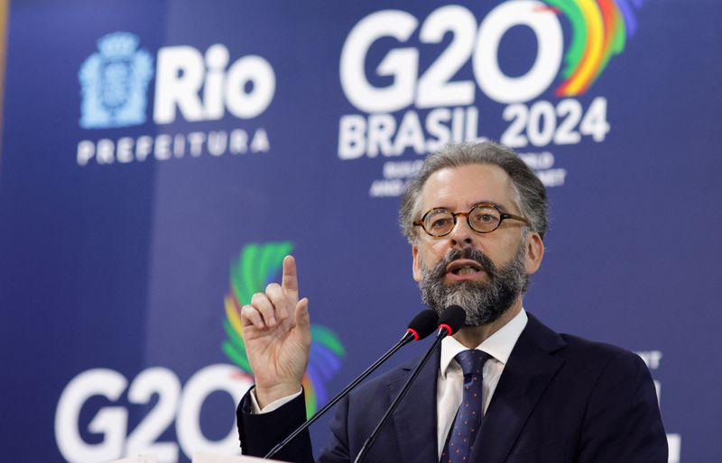 &copy; Reuters. El embajador Mauricio Lyrio, Secretario de Asuntos Económicos y Financieros del Ministerio de Asuntos Exteriores y Sherpa del G20 de Brasil, habla durante una rueda de prensa previa a la reunión de Ministros de Asuntos Exteriores del G20 en Río de Jane