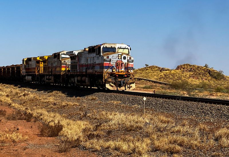 &copy; Reuters. Trem carrega minério de ferro na mina da Rio Tinto em Pilbara, Austrália